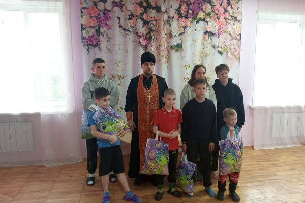 pozdravili s pasxoj detishek iz detskogo doma v rezhe